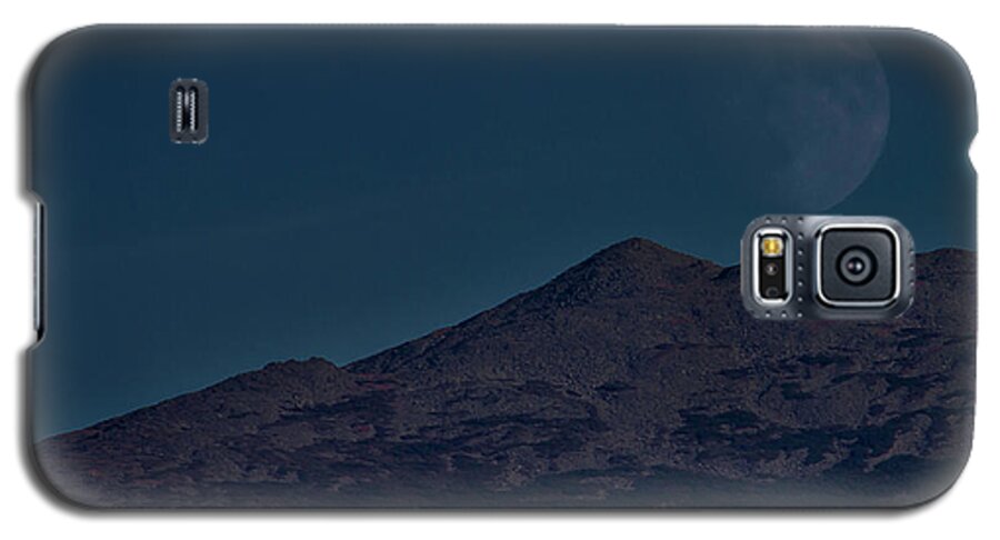 Moon Galaxy S5 Case featuring the photograph Moonrise Mount Adams by Benjamin Dahl