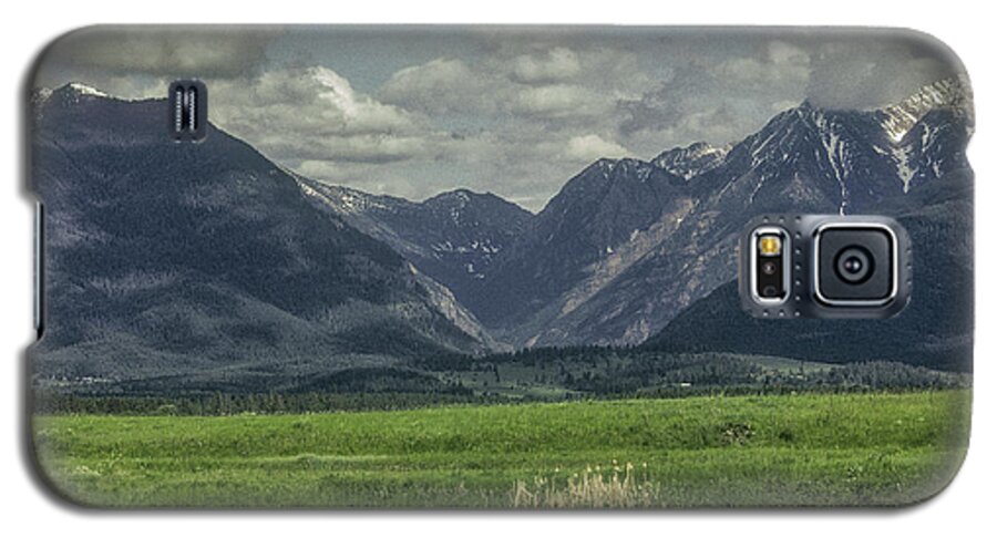  Galaxy S5 Case featuring the photograph Mountain View Montana.... by Paul Vitko