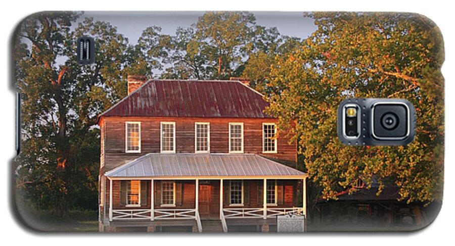 Stage Coach Stop Galaxy S5 Case featuring the photograph New Dawn on Old House by Virginia Bond