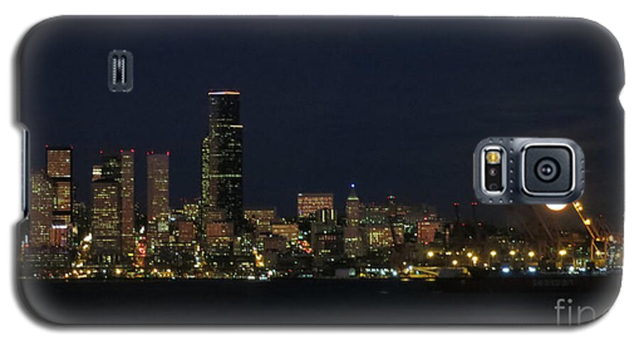 Moon Galaxy S5 Case featuring the photograph November Beaver Moon Rises Over Seattle by Tatyana Searcy