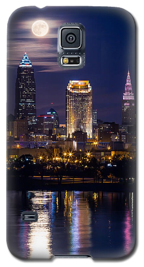 November Moon In Cleveland Galaxy S5 Case featuring the photograph November Moon In Cleveland by Dale Kincaid