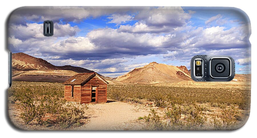 Cabin Galaxy S5 Case featuring the photograph Old Cabin At Rhyolite by James Eddy