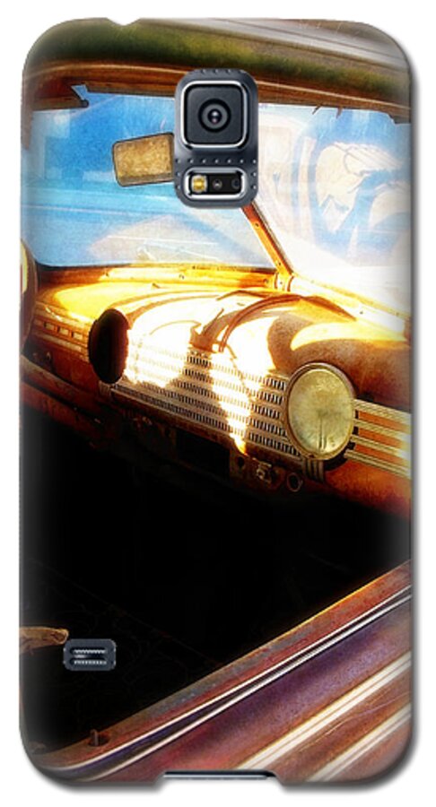 Glenn Mccarthy Galaxy S5 Case featuring the photograph Old Chevrolet Dashboard by Glenn McCarthy Art and Photography