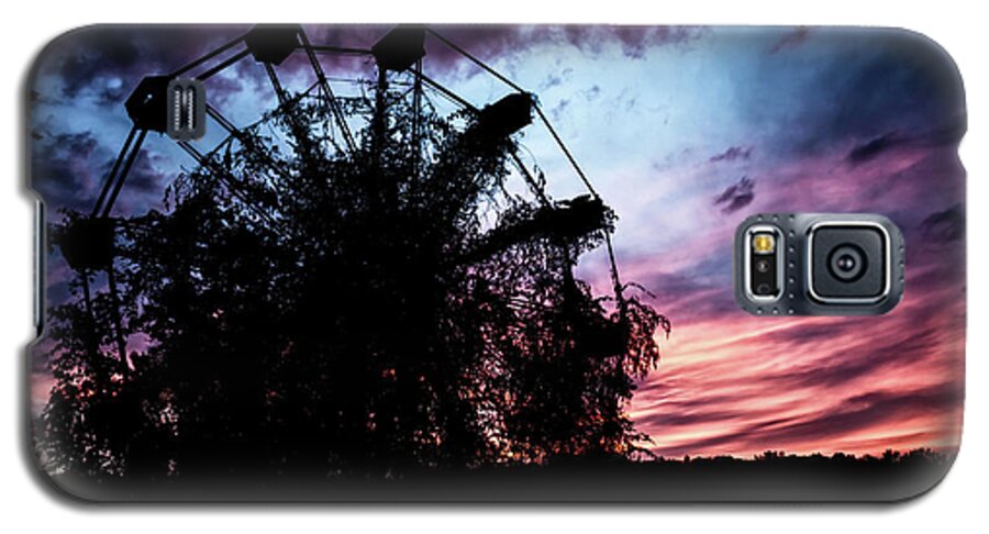 Reformedphotography Galaxy S5 Case featuring the photograph Ominous Abandoned Ferris Wheel by Travis Rogers