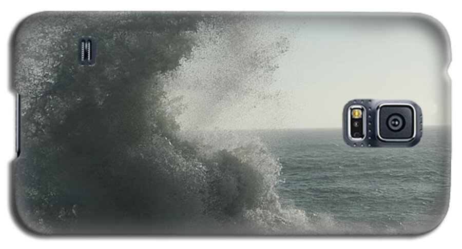Wave Galaxy S5 Case featuring the photograph Pacific Crash by Laddie Halupa