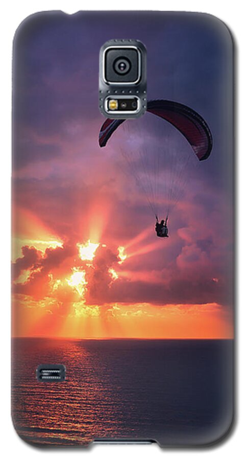 Paraglider Galaxy S5 Case featuring the photograph Crack the Skye by Mikel Martinez de Osaba