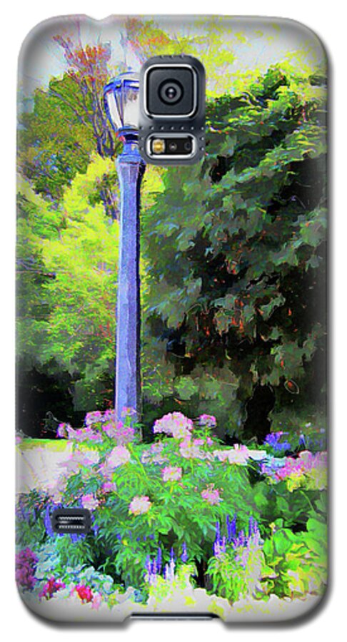 Garden Galaxy S5 Case featuring the digital art Park Light by Leslie Montgomery