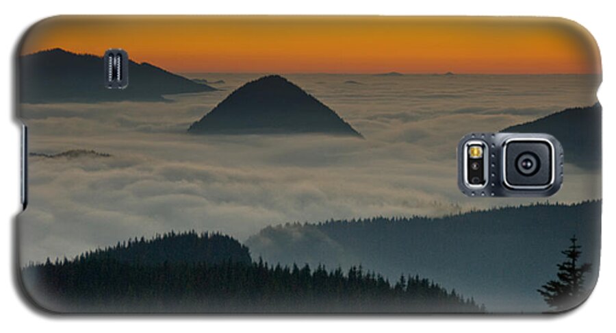 Beauty In Nature Galaxy S5 Case featuring the photograph Peaks Above the Fog at Sunset by Jeff Goulden