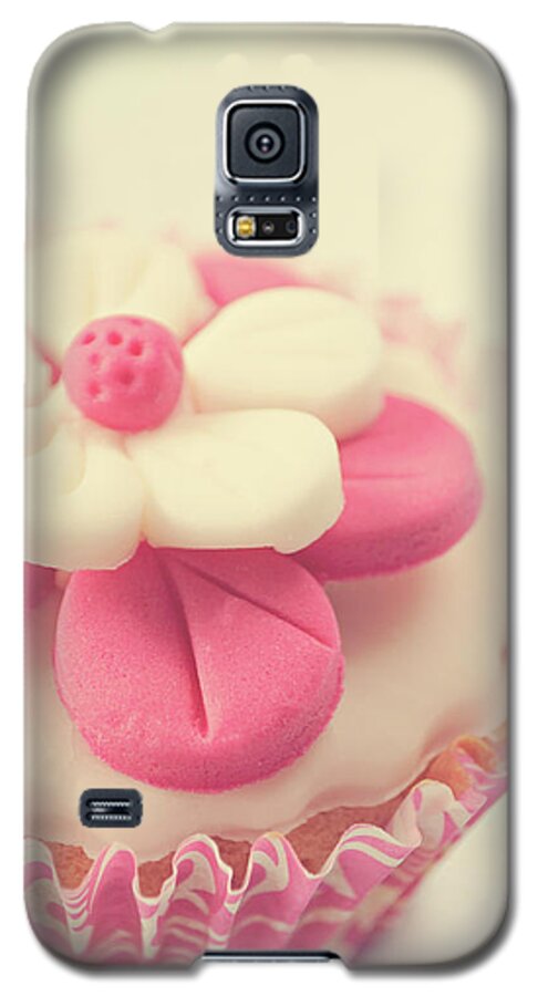 Cupcake Galaxy S5 Case featuring the photograph Pink Cupcake by Lyn Randle