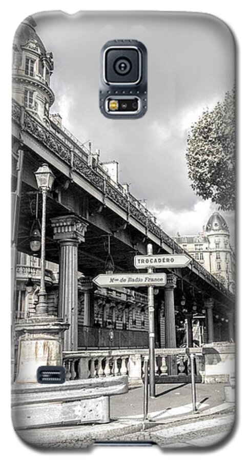 Paris Galaxy S5 Case featuring the photograph Pont de Bir-Hakeim, Paris, France by Henri Irizarri
