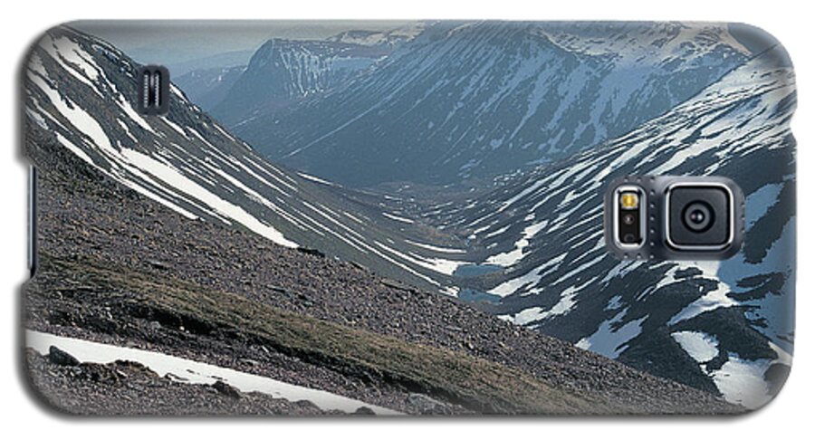Lairig Ghru Galaxy S5 Case featuring the photograph Pools of Dee and the Angels Peak by Phil Banks