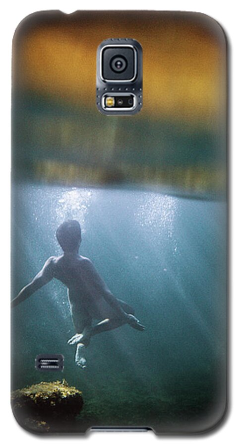 Swim Galaxy S5 Case featuring the photograph Precipice II by Gemma Silvestre