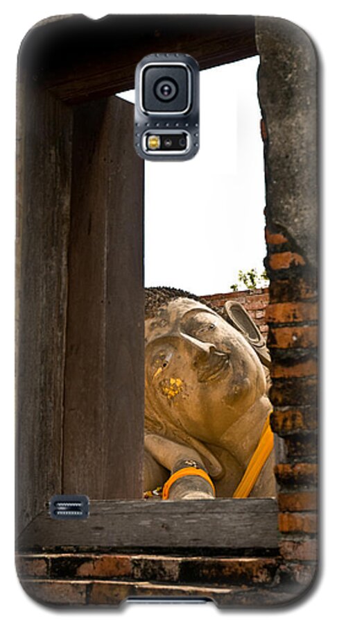 Ancient Galaxy S5 Case featuring the photograph Reclining Buddha view through a window by U Schade