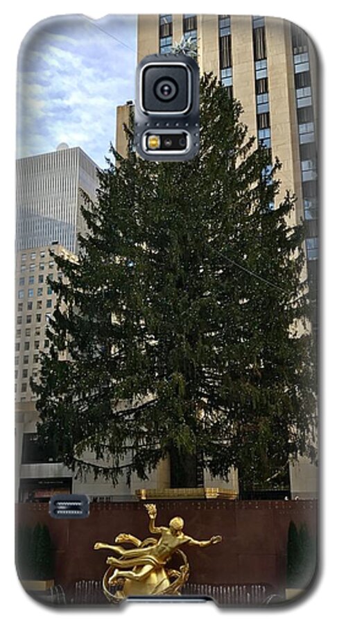 Christmas Tree Galaxy S5 Case featuring the photograph Rockefeller Center Christmas Tree by CAC Graphics