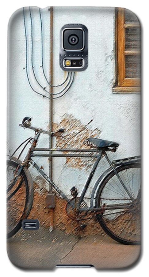 Old Bicycle Galaxy S5 Case featuring the photograph Rough Bike by Robert Meanor