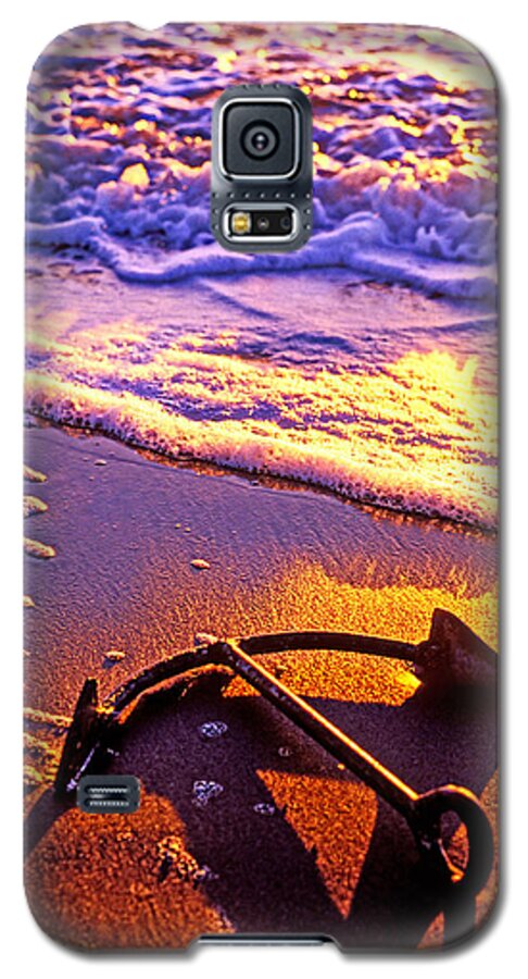 Ships Anchor Beach Galaxy S5 Case featuring the photograph Ships anchor on beach by Garry Gay