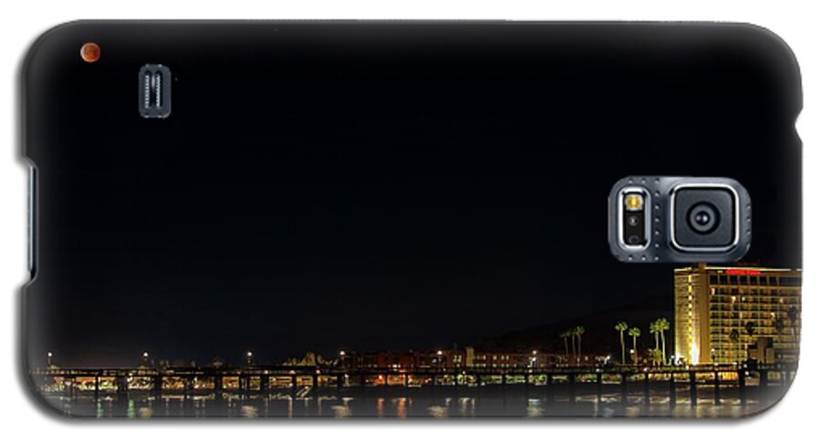 Super Moon Galaxy S5 Case featuring the photograph Super Blue Blood Moon Over Ventura, California Pier by John A Rodriguez