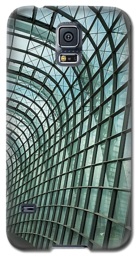 Gardens By The Bay Galaxy S5 Case featuring the photograph Superb engineering by Jocelyn Kahawai