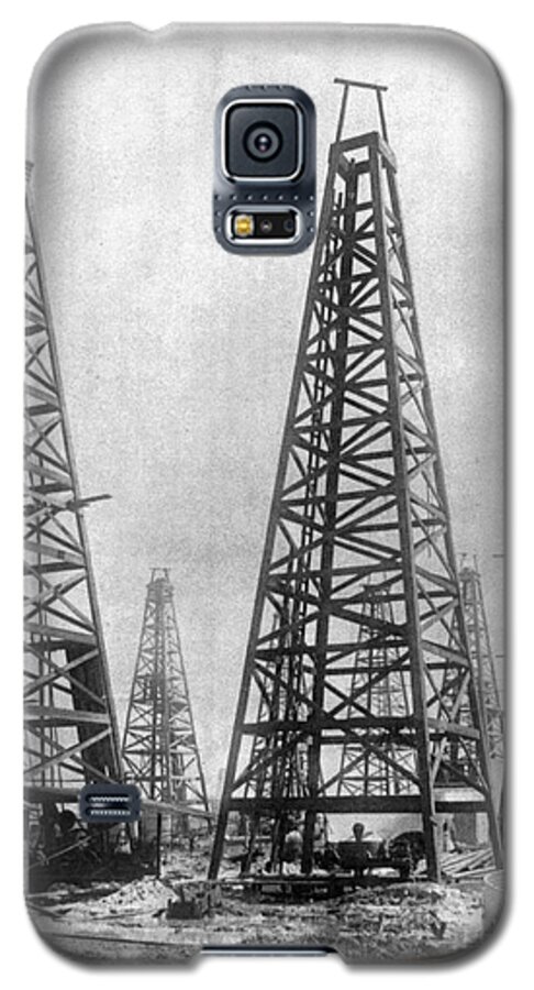 1901 Galaxy S5 Case featuring the photograph TEXAS - OIL DERRICKS, c1901 by Granger