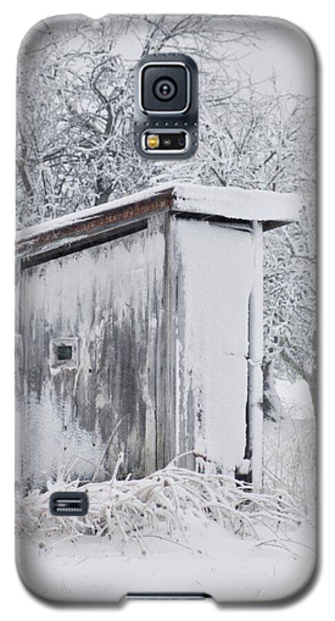 Outhouse Galaxy S5 Case featuring the photograph The Coldest Fifty Yard Dash by Benanne Stiens