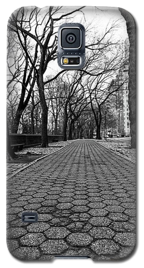 Central Park Galaxy S5 Case featuring the photograph The Edge of the Upper East Side by Lora Lee Chapman