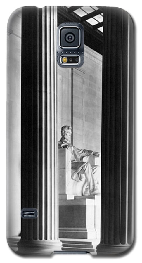 Lincoln Memorial Galaxy S5 Case featuring the photograph The Lincoln Memorial by War Is Hell Store