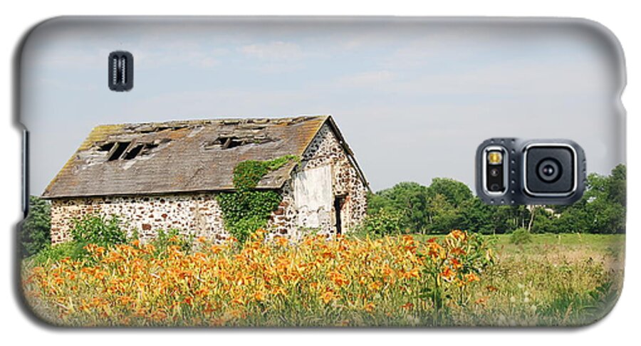 Barn Galaxy S5 Case featuring the photograph The Old Barn in Moorestown by Jan Daniels