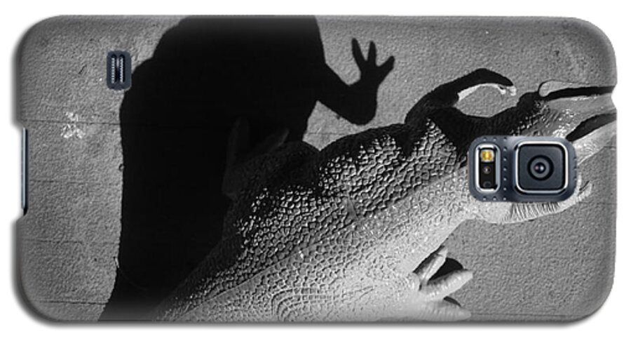 Lizard Galaxy S5 Case featuring the photograph The shadow is mightier img 2095 by Marie Neder