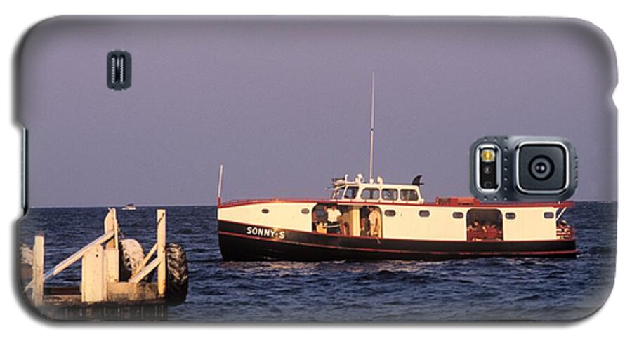 Ferry Galaxy S5 Case featuring the photograph The sonny S Ferry Docking at Middlebass Island by John Harmon