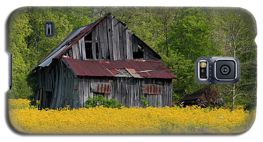 Barn Galaxy S5 Case featuring the photograph Tired Indiana Barn - D010095 by Daniel Dempster