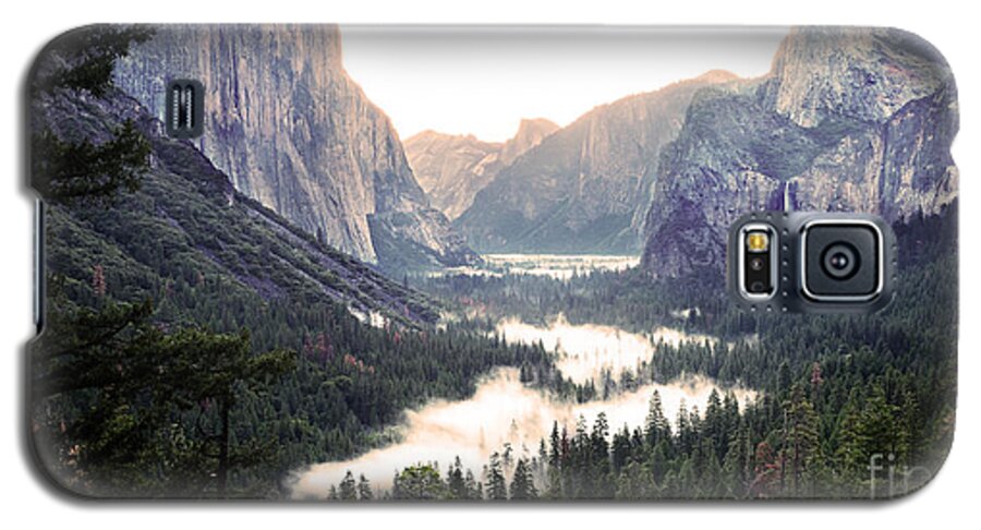 Tunnel View At Yosemite National Park Galaxy S5 Case featuring the photograph Tunnel View at Dawn in Yosemite National Park by Mary Jane Armstrong