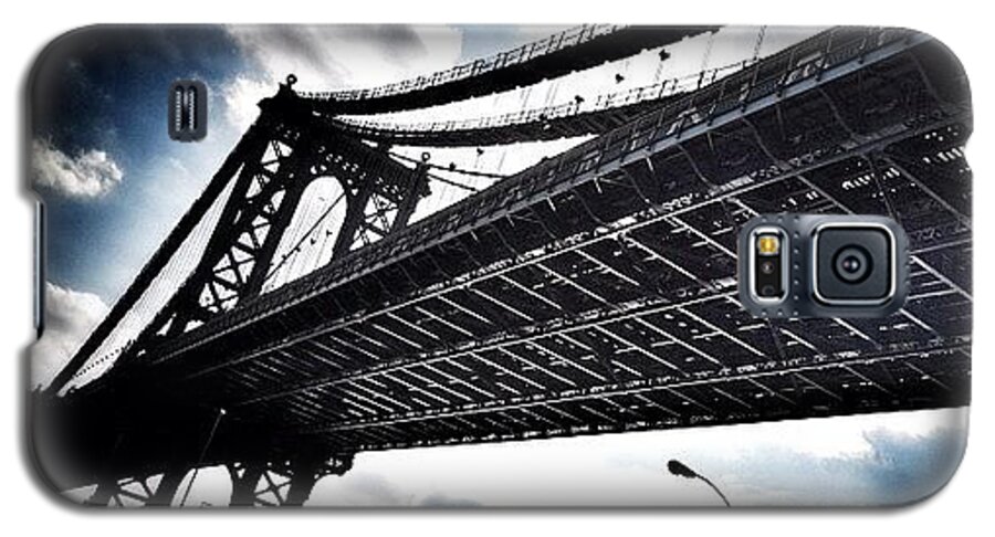 Manhattan Bridge Galaxy S5 Case featuring the photograph Under The Bridge by Christopher Leon