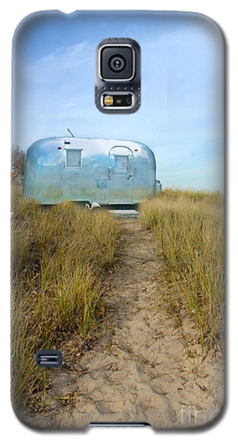 Trailer Galaxy S5 Case featuring the photograph Vintage Camping Trailer Near the Sea by Jill Battaglia