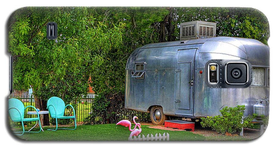 El Rey Galaxy S5 Case featuring the photograph Vintage Trailer by Charlene Mitchell