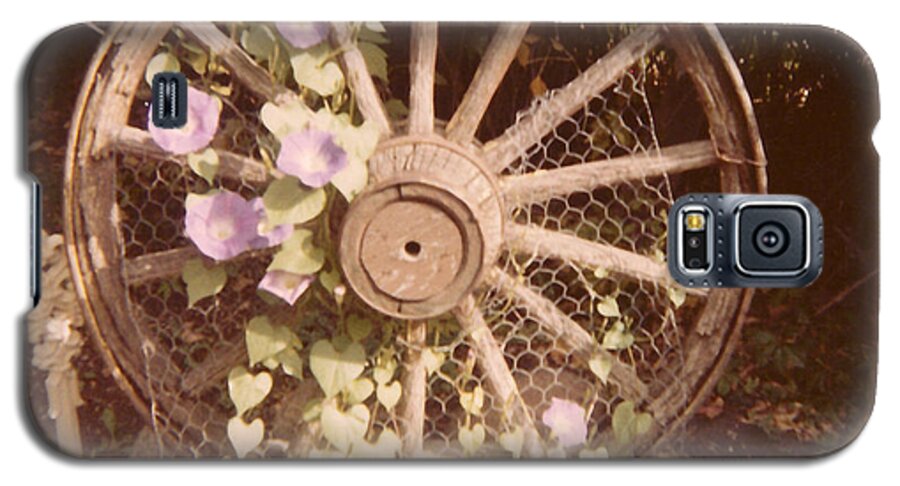 Elna Brodie Niccolls Galaxy S5 Case featuring the photograph Wagon Wheel Memoir by Donna L Munro