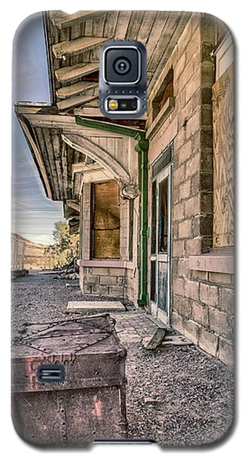 Rhyolite Galaxy S5 Case featuring the photograph Waiting for the train by Gaelyn Olmsted