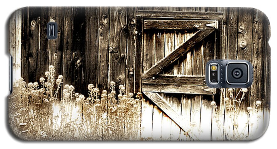 Barn Galaxy S5 Case featuring the photograph Weathered Barn Door by Gray Artus