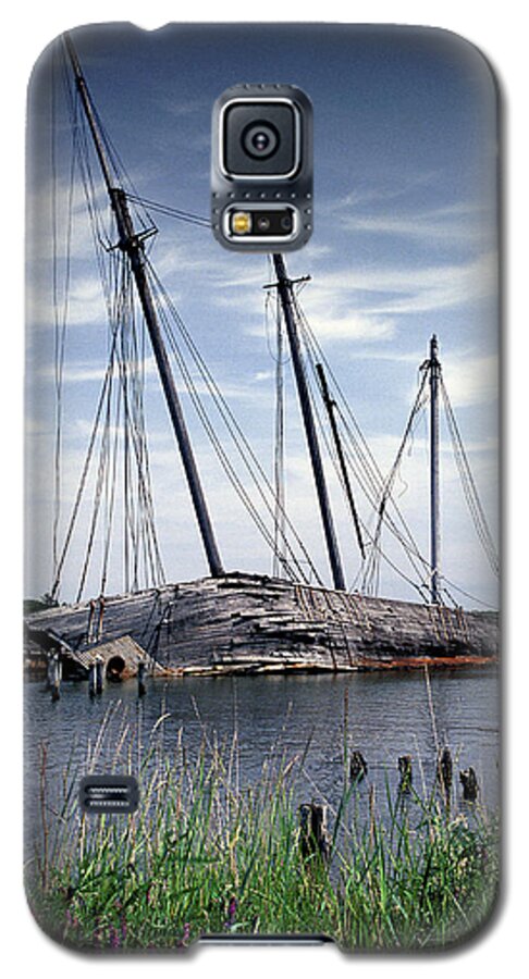 Windjammers Galaxy S5 Case featuring the photograph Wiscasset Schooners by Fred LeBlanc