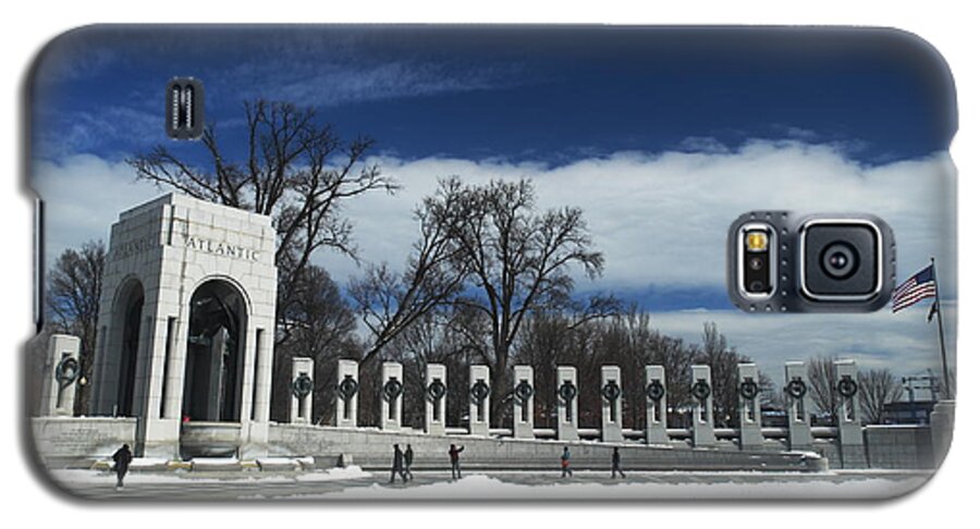 World War Ii Galaxy S5 Case featuring the photograph World War II Memorial by George Taylor