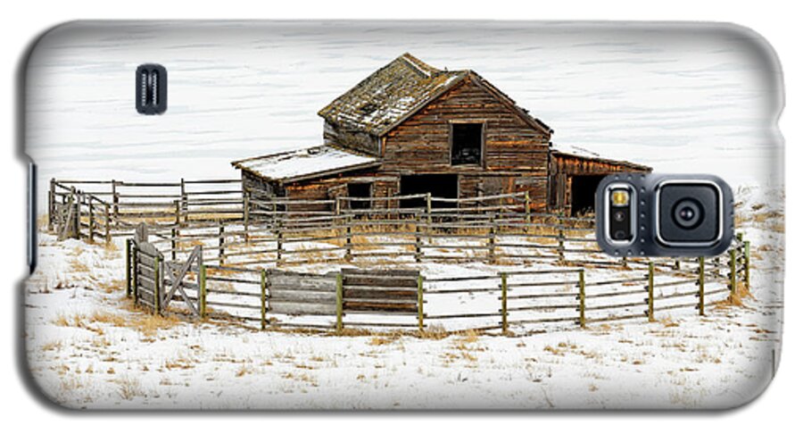 Old Barn Galaxy S5 Case featuring the photograph 41,674.04209 FZ weathered old barn, corral fence winter snow SC #4167404209 by Robert C Paulson Jr