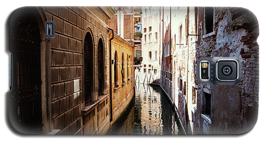 Adriatic Galaxy S5 Case featuring the photograph A shadow in the venetian noon narrow canal by Marina Usmanskaya