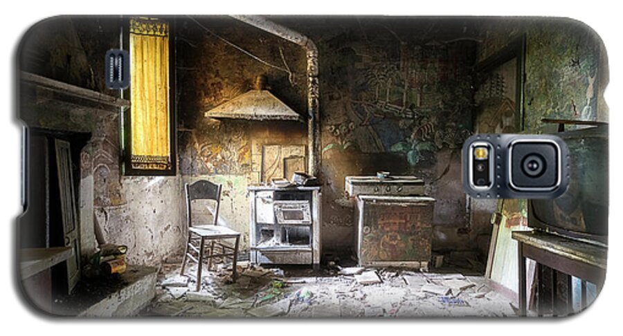 Urban Galaxy S5 Case featuring the photograph Abandoned Kitchen of an Artist by Roman Robroek
