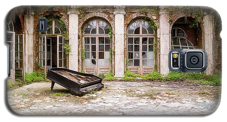 Urban Galaxy S5 Case featuring the photograph Abandoned Piano in Courtyard by Roman Robroek