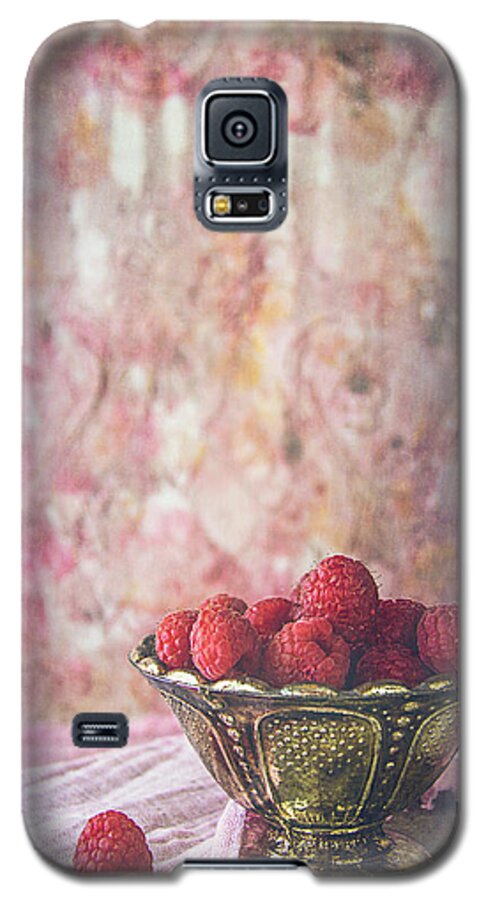 Red Raspberries Galaxy S5 Case featuring the photograph Bowl Of Red Raspberries by Cindi Ressler