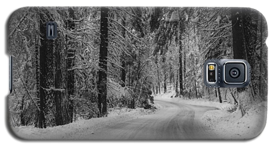 Yosemite Galaxy S5 Case featuring the photograph Frozen road highway 120 towards Yosemite by Alessandra RC