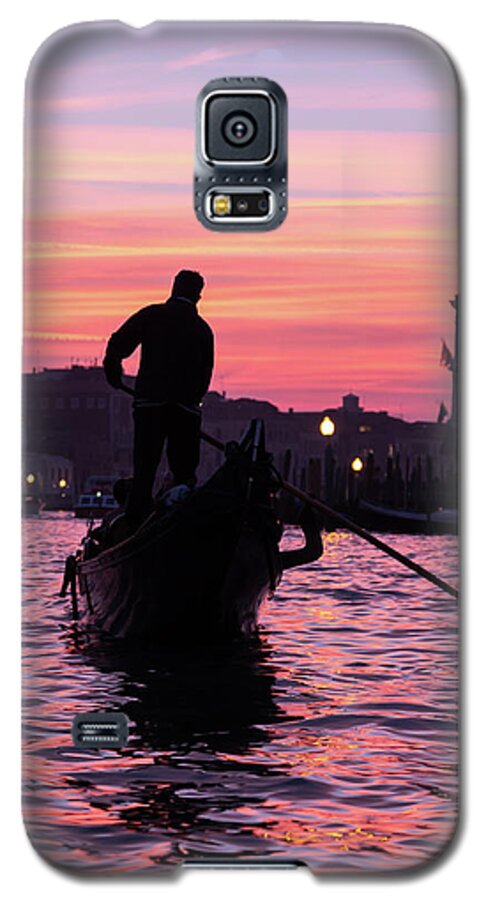 Gondola Galaxy S5 Case featuring the photograph Gondolier at Sunset by John Daly