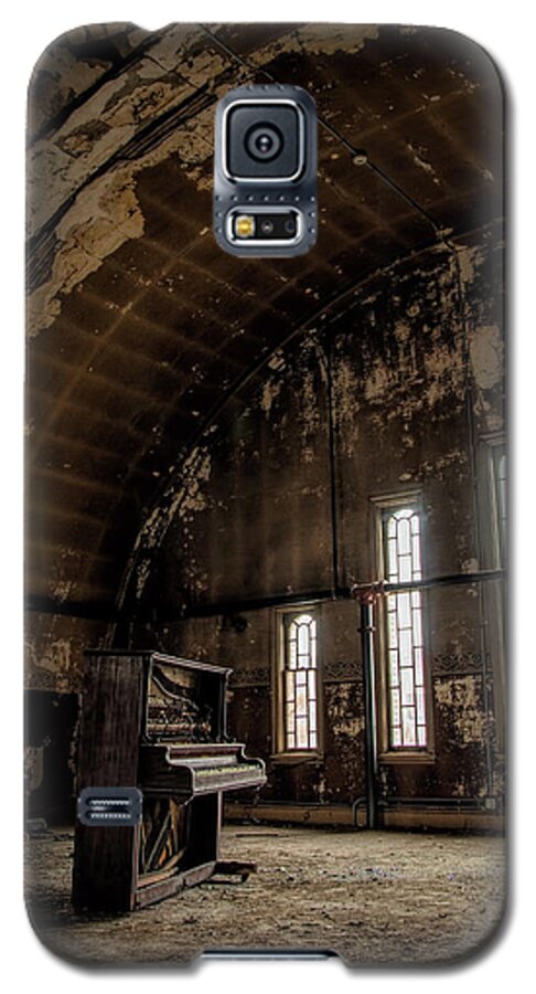 Wilkes Barre Galaxy S5 Case featuring the photograph Piano Player Wanted by Kristia Adams