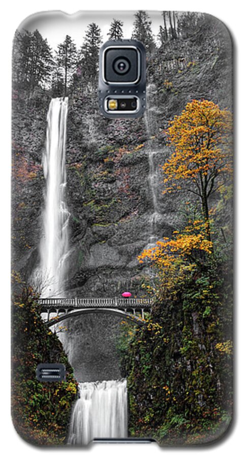 Rainy Day At Multnomah Falls Galaxy S5 Case featuring the photograph Rainy Day At Multnomah Falls by Wes and Dotty Weber