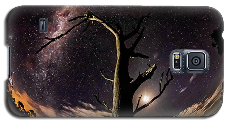 Capertee Galaxy S5 Case featuring the photograph Shooting Stars and Milky Way by Chris Cousins