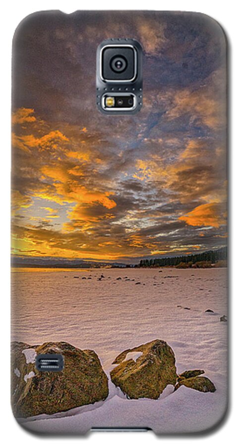 Snow Galaxy S5 Case featuring the photograph Sunrise Rocks by Tom Gresham